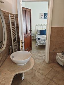 La salle de bains est pourvue d'un grand lavabo et d'une baignoire. dans l'établissement Il sogno di Jo a 50 mt dal mare, à Borgio Verezzi