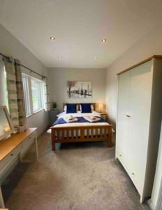 Llit o llits en una habitació de Whitemoor View Lodge