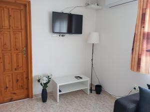 TV a/nebo společenská místnost v ubytování Brigi Apartman