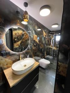 ザコパネにあるWilla przy Krupówkachのバスルーム(洗面台、鏡、トイレ付)