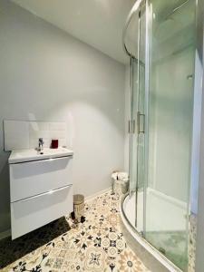 a bathroom with a sink and a shower at Villa Camélias, appartement avec jardin partagé et parking in Mittelwihr