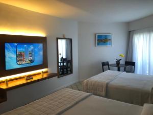 Uma TV ou centro de entretenimento em HOTEL PIRÂMIDE NATAL