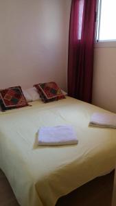 Giường trong phòng chung tại Kfar Vradim Hosting