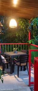 een tafel en bank op een patio met een hek bij Casa Hotel El Cafetal in Cumaral