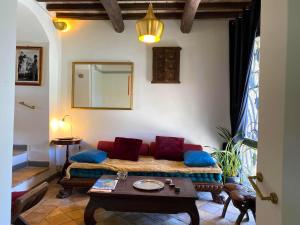 ein Wohnzimmer mit einem Sofa und einem Tisch in der Unterkunft Accogliente Dimora Panoramica Civita di Bagnoregio in Bagnoregio