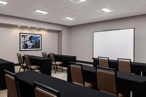 Holiday Inn Denver East by IHG商务区和/或会议室