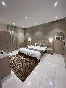 Tempat tidur dalam kamar di شاليه كادي cady resort