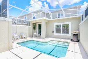 uma casa com piscina no quintal em Stunning 5BR Home - Family Resort - Private Pool and BBQ! em Kissimmee