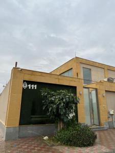 un edificio con una gran puerta en un lateral en شاليه كادي cady resort, en Al Khobar