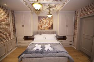 a bedroom with a bed with two towels on it at Vila Emre in Korçë