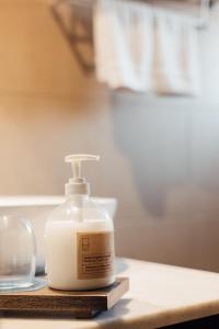 une bouteille de savon liquide humidifiant placée sur un comptoir dans l'établissement Hotel de Sal Luna Salada, à Colchani