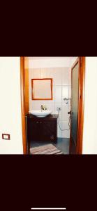 een badkamer met een wastafel en een bad bij KRIS Guesthouse in Berat