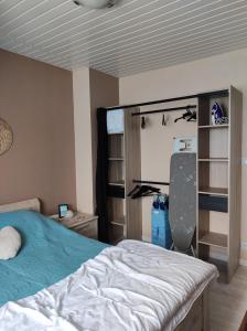 een slaapkamer met een bed en planken erin bij CHEZ ISA Maison à 2 km de la plage de Le Portel 62 in Outreau