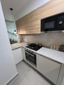 A cozinha ou cozinha compacta de Luxurious Apartment in Gold crest mall DHA LAHORE
