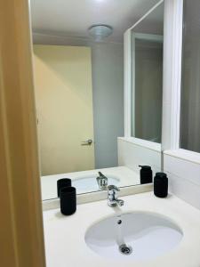 a bathroom with a sink and a large mirror at Estudio ROOM Madrid Centro 1 DORMITORIO PARA DOS Y SOFA in Madrid
