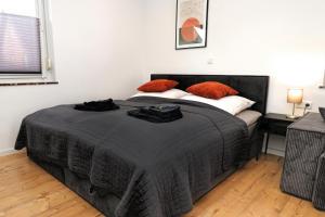 um quarto com uma cama com duas almofadas em LIGHTPLACE • Große Unterkunft • 3 Schlafzimmer • Boxspring • Smart TV • Biergarten • Restaurant em Braunschweig