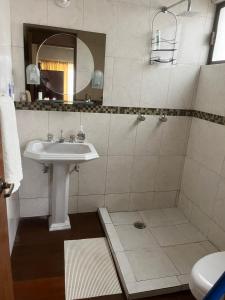un bagno con lavandino e specchio di Misión Vizcaya Hospedaje a Durango