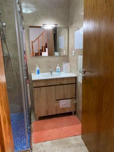 een badkamer met een wastafel en een douche bij Casa da Avó Fátima in Góis