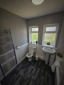 uma casa de banho com um WC, um lavatório e um chuveiro em Chippenham Place, 3 Bedroom House, NG5 em Nottingham