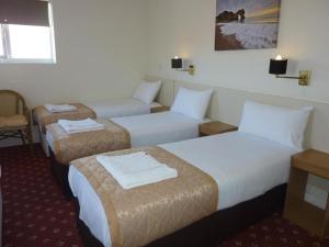 Postel nebo postele na pokoji v ubytování Serenity Hotel