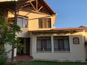 a house with windows on the side of it at Apartamento con jardin in Cochabamba