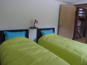 Giường trong phòng chung tại LE CAMELIA - Les Vergers de Guerlédan