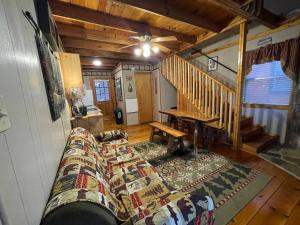 Ένα ή περισσότερα κρεβάτια σε δωμάτιο στο Cute Cabin creek & Firepit #12