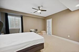 Ένα ή περισσότερα κρεβάτια σε δωμάτιο στο 4BR Home close to Airport
