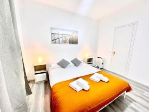 トッサ・デ・マールにあるSeaHomes Vacations - CENTRIC APT TOSSA DE MARのベッドルーム1室(大型ベッド1台、タオル2枚付)
