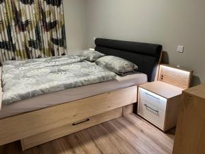 ein Schlafzimmer mit einem Bett und einem Nachttisch in der Unterkunft CityDreams mit Altbau Flair in Lörrach