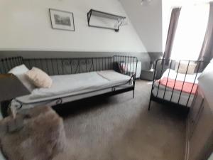 - une chambre avec un lit et une fenêtre dans l'établissement Juliette's, à Ypres
