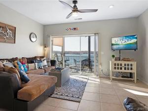 TV a/nebo společenská místnost v ubytování Harbour Towne Condo