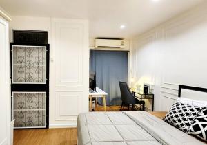 1 dormitorio con cama y escritorio en R1 House,bts,Mega Bangna,night market,Suvarnabhumi en Bangna