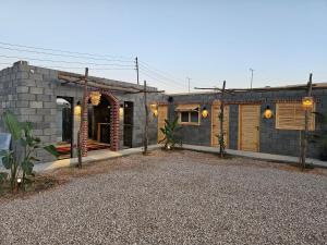 una casa con un exterior de piedra con entrada en Lily's motel en El Alamein