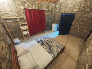 En eller flere senge i et værelse på Togo iztuzu Stonehouse-4