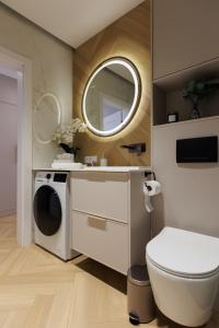 a bathroom with a washing machine and a toilet at ZB Apartment GOLD Piekary Bytom Sląskie Siemianowice Chorzów in Piekary Śląskie