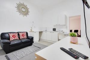 Kuchyň nebo kuchyňský kout v ubytování Serenity Hotel