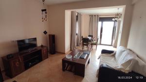 una sala de estar con un sofá y una mesa en Kallithea Eco-Village, en Kallithea Halkidikis