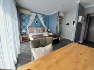 um quarto com uma cama, uma mesa e uma cadeira em Juliette's em Ypres