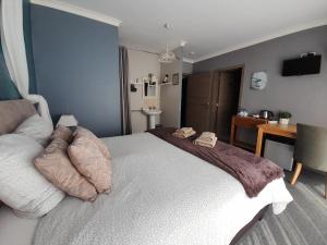 - une chambre avec un grand lit blanc et des oreillers dans l'établissement Juliette's, à Ypres