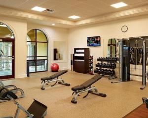 um ginásio com muito equipamento de exercício numa sala em Hilton Grand Vacation Club Tuscany Village em Orlando