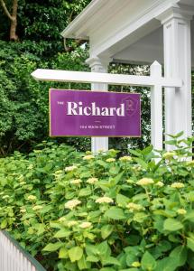 ein Schild für die Rhododendren vor einem Haus in der Unterkunft The Richard, The Edgartown Collection in Edgartown