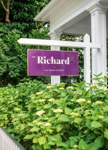 um sinal para os rododendros em frente a uma casa em The Richard, The Edgartown Collection em Edgartown