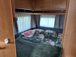Postel nebo postele na pokoji v ubytování Camping de Zandhorst, Toercaravan Fendt