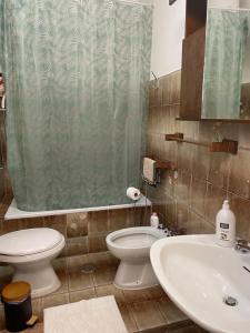 un bagno con un water e un lavandino di Sweet Home Sofia a Norma Altre 27 foto