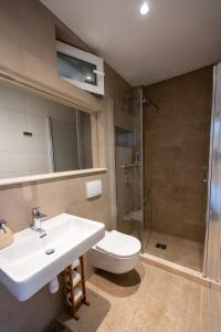 ein Bad mit einem Waschbecken, einem WC und einer Dusche in der Unterkunft Mljet 4You - Beach House in Sobra