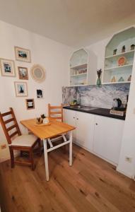 kuchnia z drewnianym stołem, stołem i krzesłami w obiekcie Soul Apart Suite w Monachium