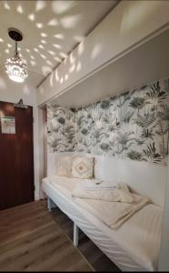 łóżko w pokoju ze ścianą z roślinami w obiekcie Soul Apart Suite w Monachium