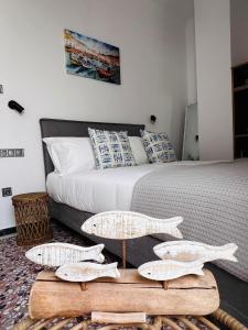 En eller flere senge i et værelse på Blue Sardines