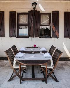 オルドゥにあるİkizevler Hotelの窓のある部屋(テーブル、椅子2脚付)